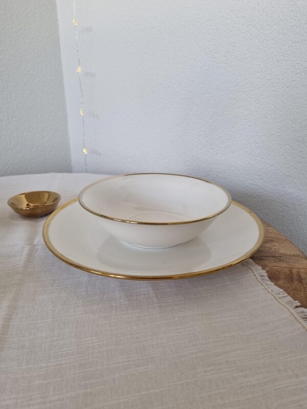 Vtwonen schaaltje op bord met gouden rand